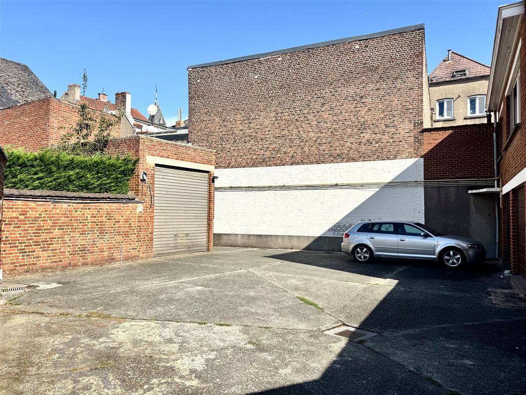 OPBRENGSTEIGENDOM – 2 APPARTEMENTEN – 5 GARAGES
