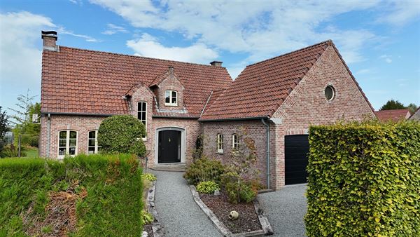 ÉLÉGANTE VILLA,excellent confort et environnement verdoyant