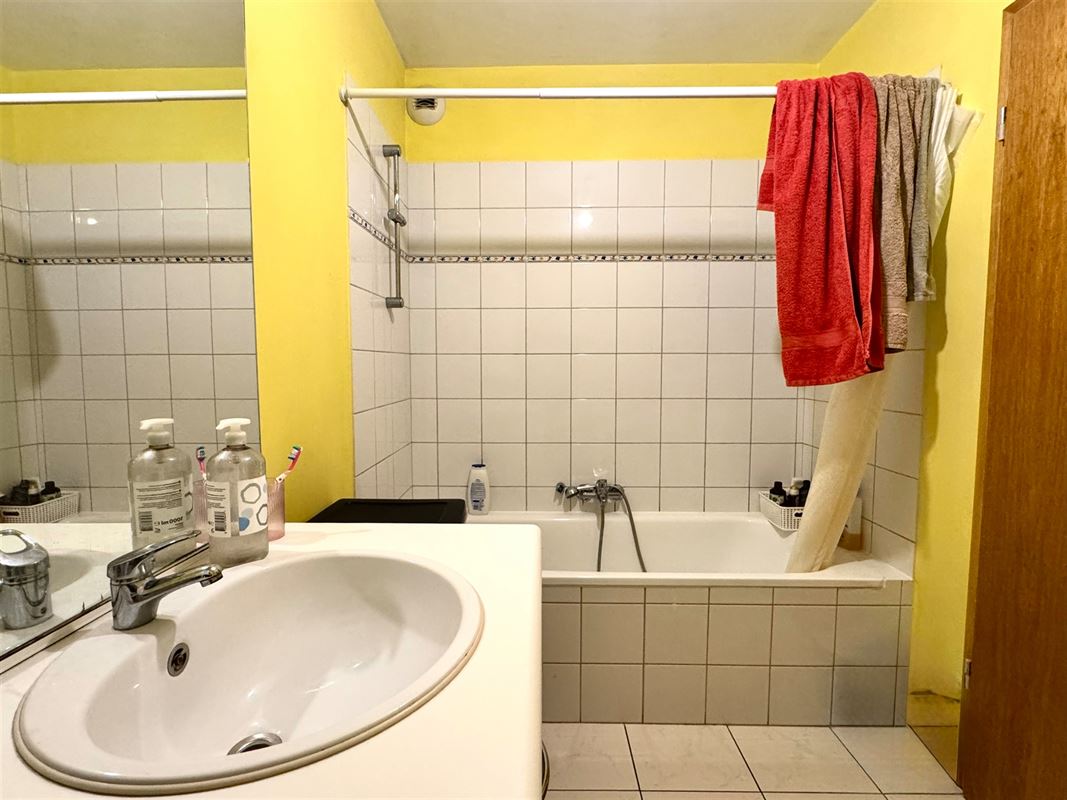 APPARTEMENT MET 2 SLAAPKAMERS, BINNENPARKING EN KELDER.