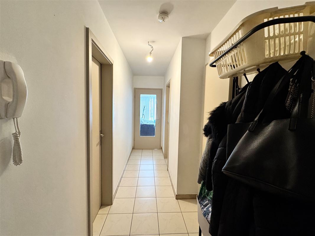 APPARTEMENT MET 2 SLAAPKAMERS, BINNENPARKING EN KELDER.