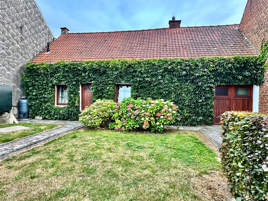 CHARMANTE WONING MET TUIN EN GARAGE OP 2.4OOm2