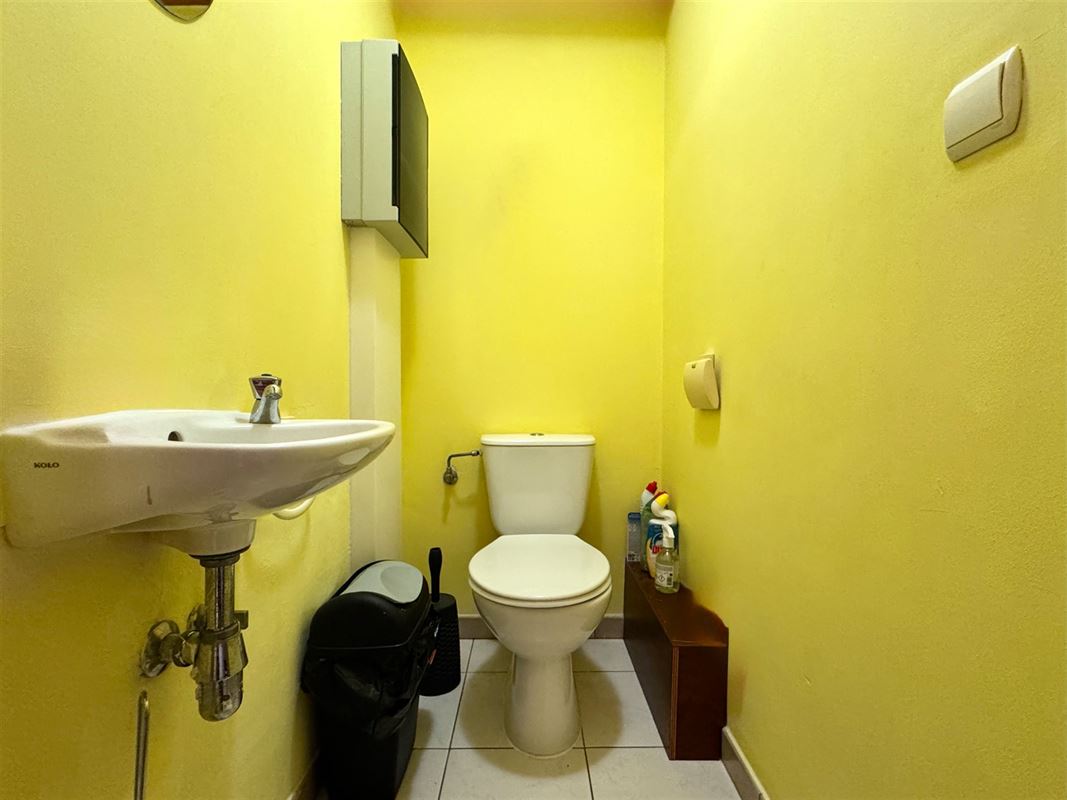 APPARTEMENT MET 2 SLAAPKAMERS, BINNENPARKING EN KELDER.