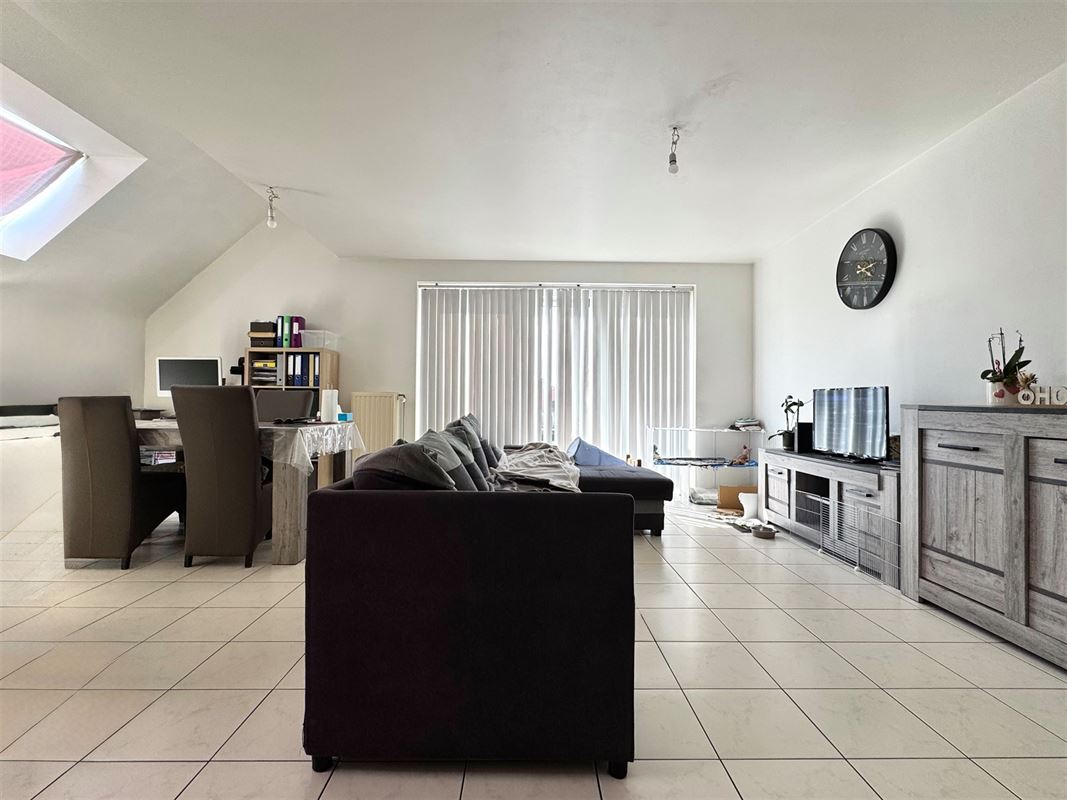 APPARTEMENT MET 2 SLAAPKAMERS, BINNENPARKING EN KELDER.