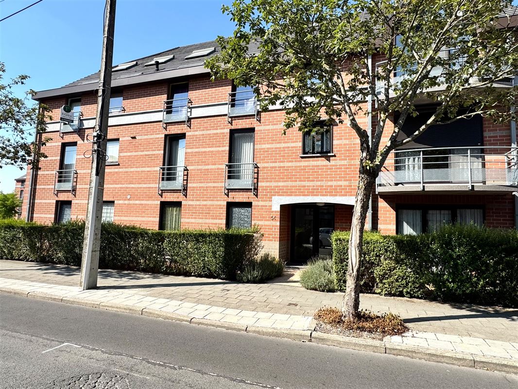 APPARTEMENT MET 2 SLAAPKAMERS, BINNENPARKING EN KELDER.