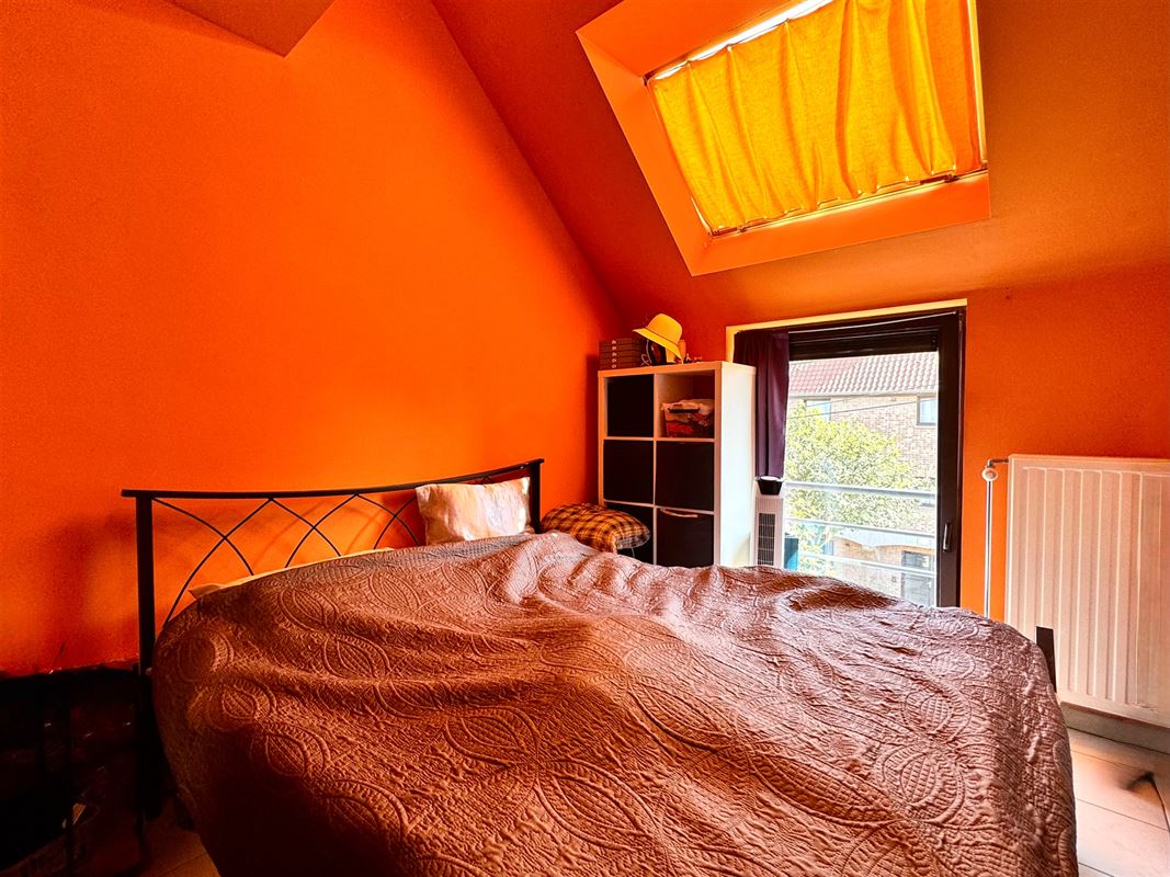 APPARTEMENT MET 2 SLAAPKAMERS, BINNENPARKING EN KELDER.