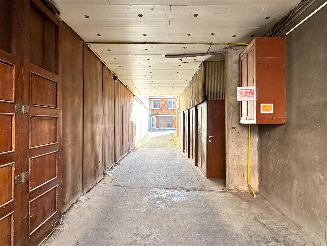 OPBRENGSTEIGENDOM – 2 APPARTEMENTEN – 5 GARAGES