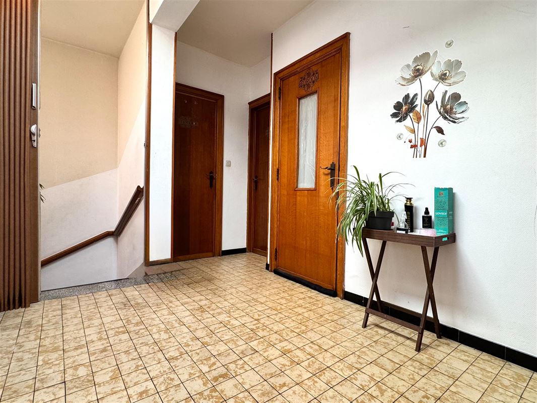 OPBRENGSTEIGENDOM – 2 APPARTEMENTEN – 5 GARAGES