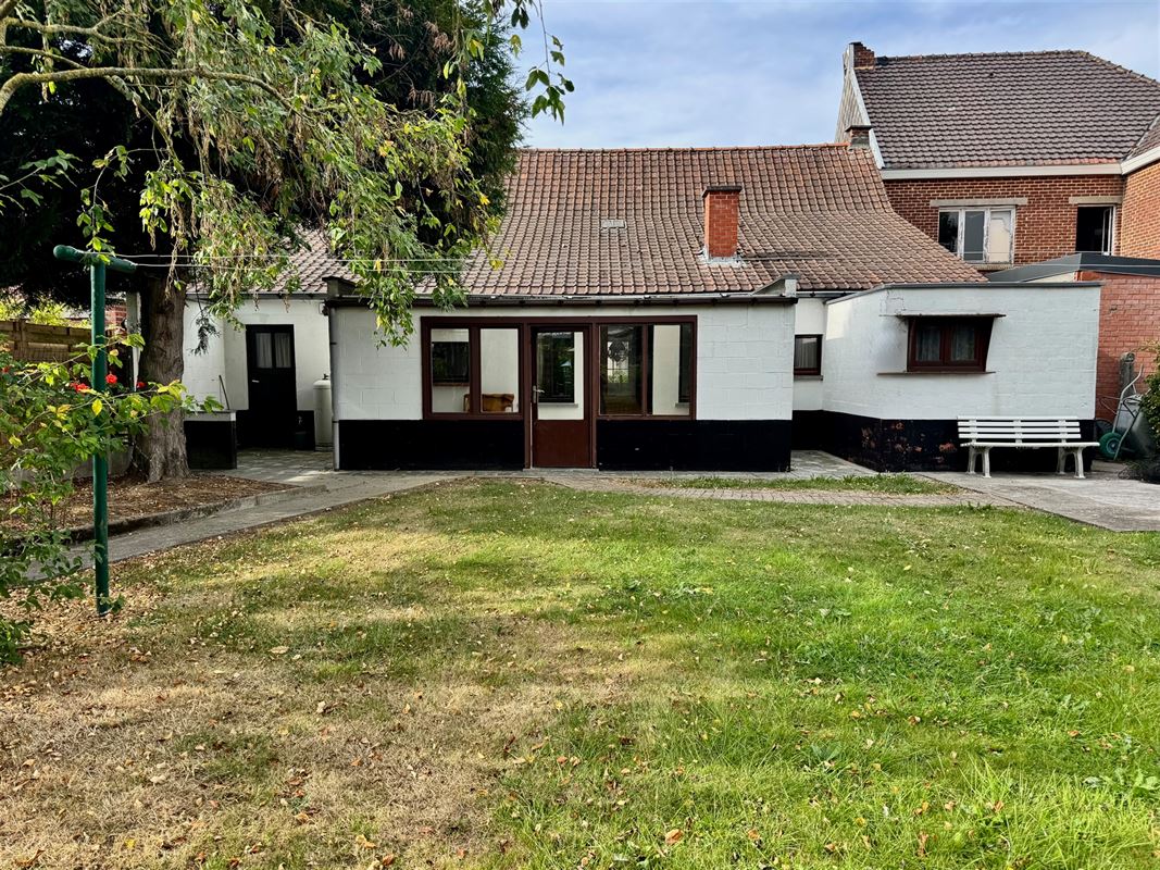 CHARMANTE WONING MET TUIN EN GARAGE OP 2.4OOm2