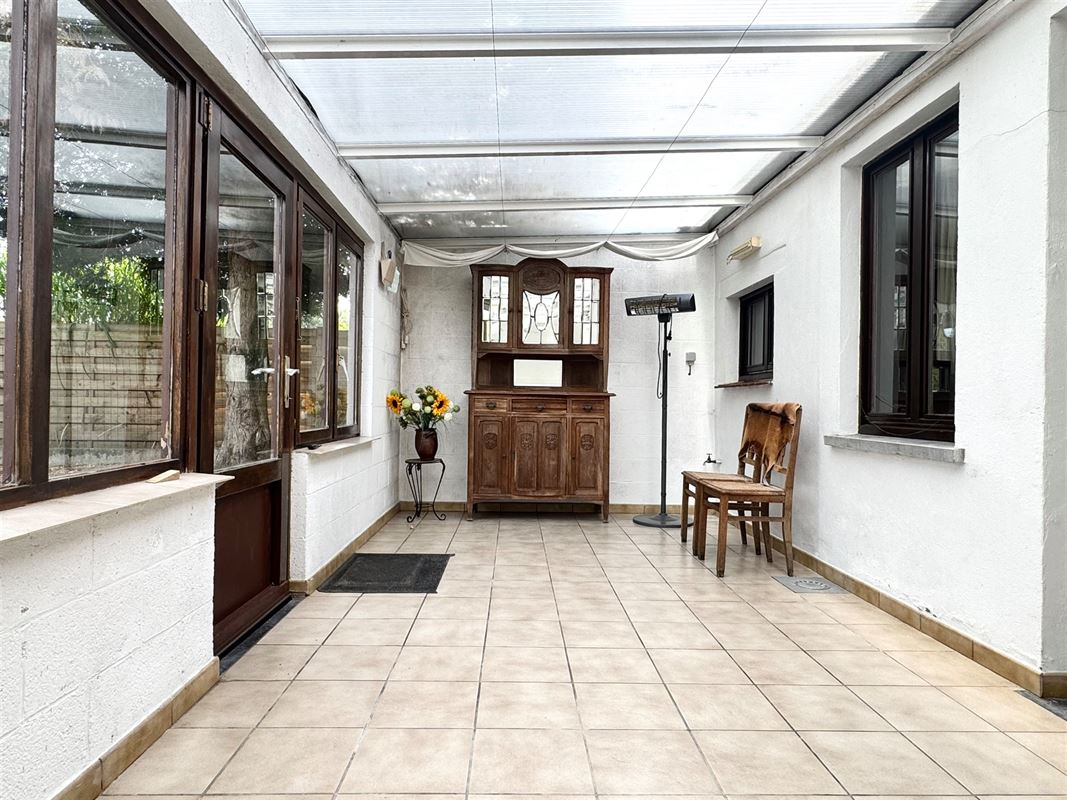 CHARMANTE WONING MET TUIN EN GARAGE OP 2.4OOm2