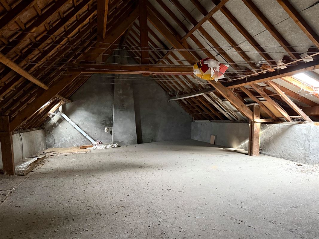 CHARMANTE WONING MET TUIN EN GARAGE OP 2.4OOm2