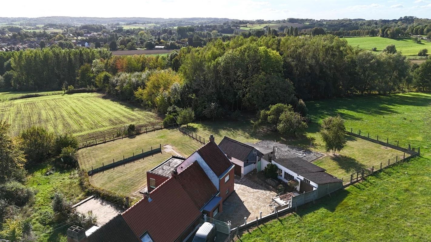 MAISON avec une MAGNIFIQUE VUE DÉGAGÉE SUR LES COLLINES!
