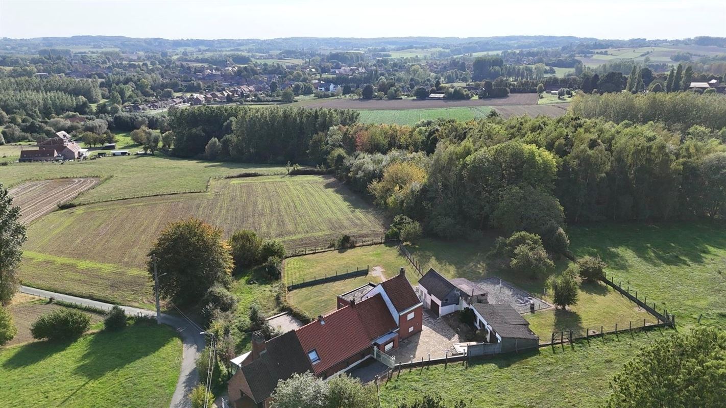 MAISON avec une MAGNIFIQUE VUE DÉGAGÉE SUR LES COLLINES!