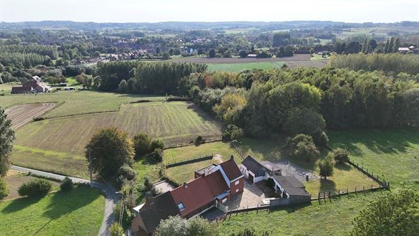 WONING met een PRACHTIG VRIJ UITZICHT OVER DE HEUVELS.