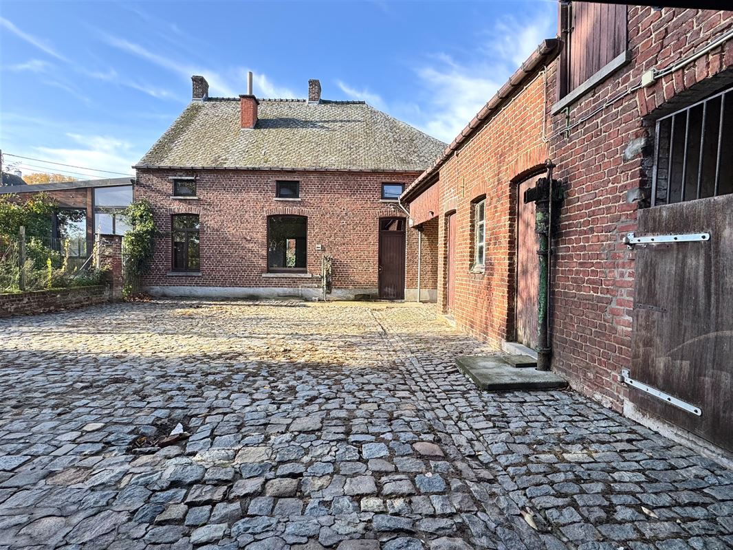 Charmante hoeve met bijgebouwen in het prachtige Pays des Collines!