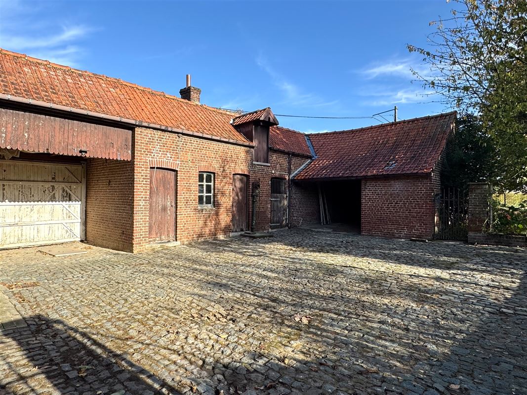 Charmante hoeve met bijgebouwen in het prachtige Pays des Collines!