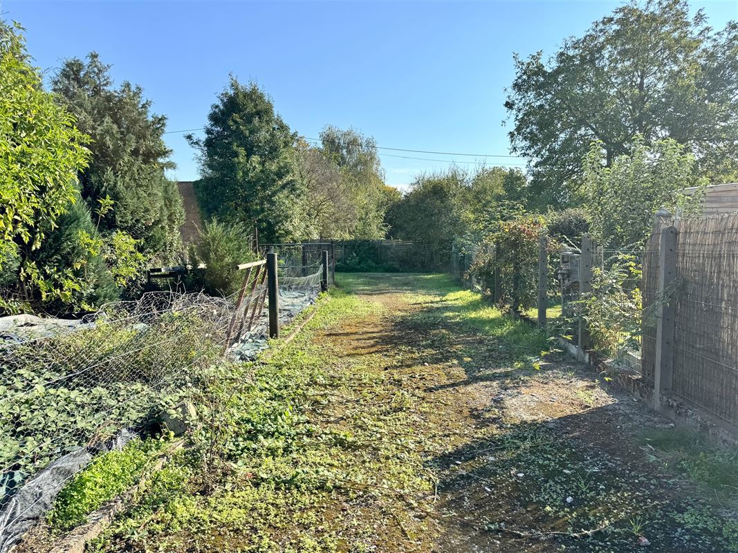 MAISON AVEC ATELIER ET TERRAIN DE 6392m2