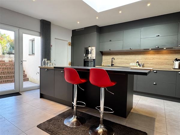 VOLLEDIG GERENOVEERDE WONING MET 3 SLAAPKAMERS