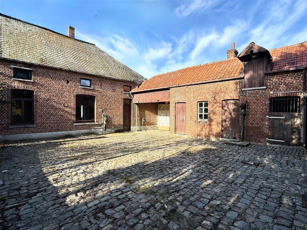 Charmante hoeve met bijgebouwen in het prachtige Pays des Collines!