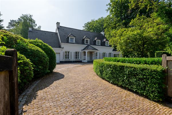 Franse villa in groene omgeving