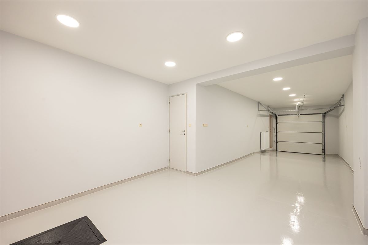 Volledig gerenoveerde bel-etage met ruim terras