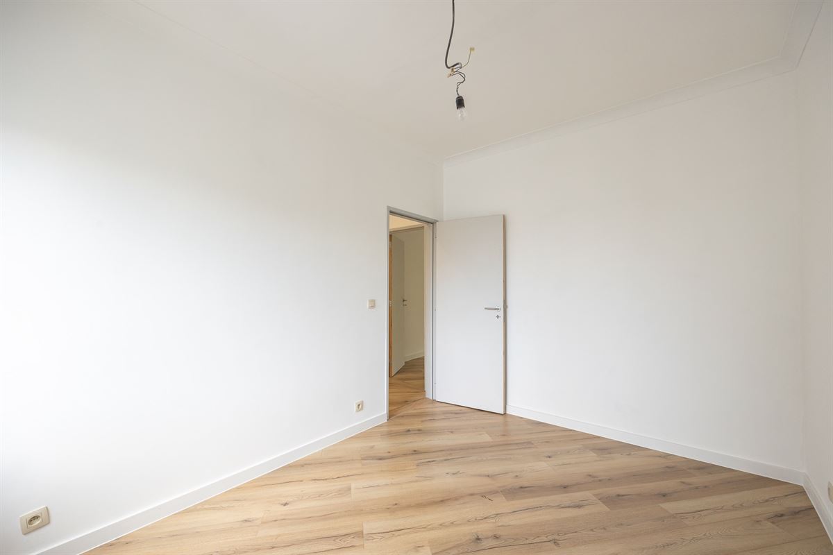 Volledig gerenoveerde bel-etage met ruim terras