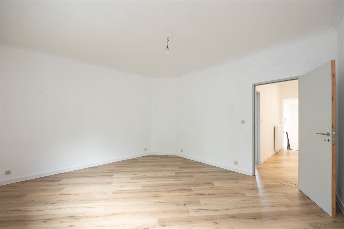 Volledig gerenoveerde bel-etage met ruim terras