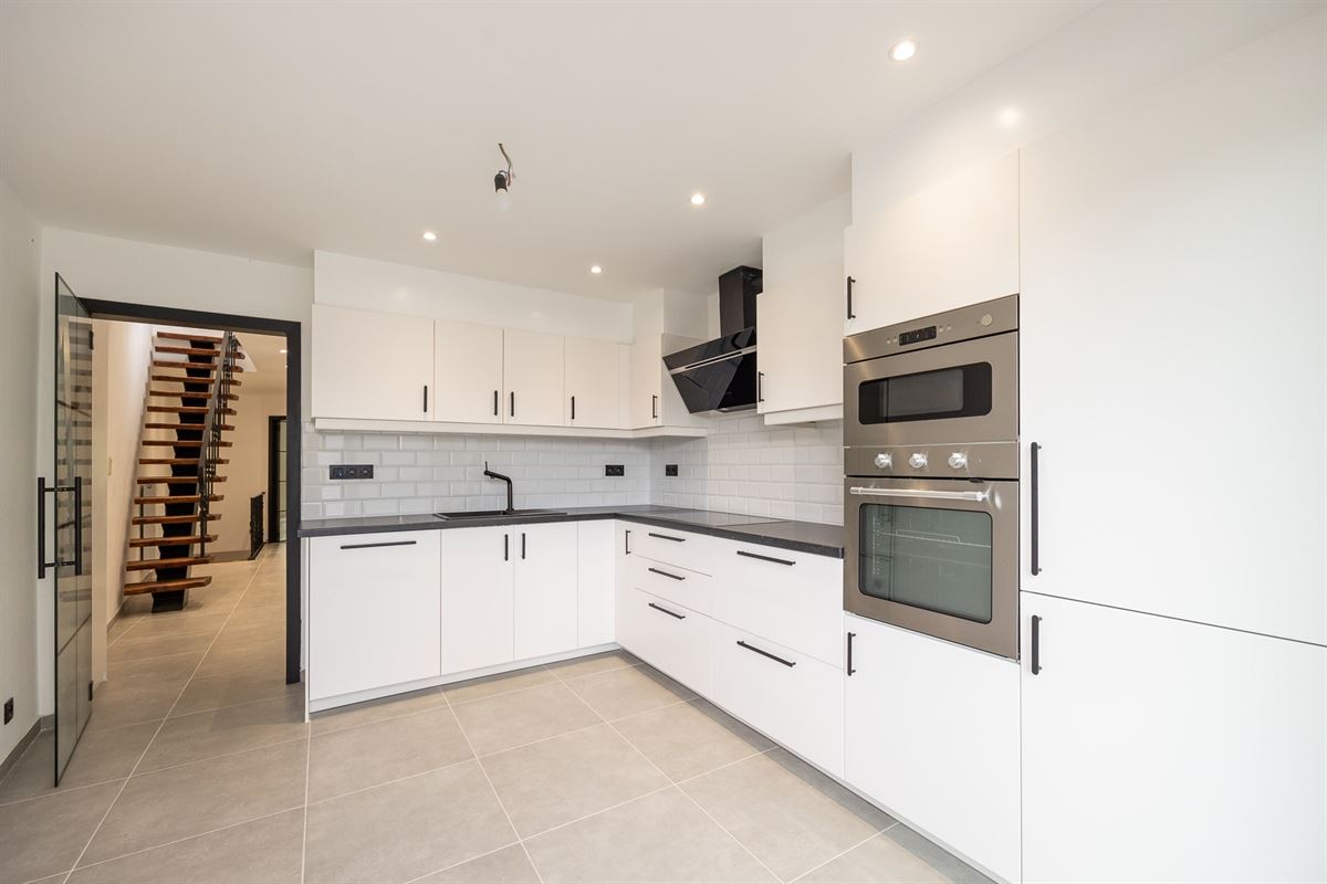 Volledig gerenoveerde bel-etage met ruim terras