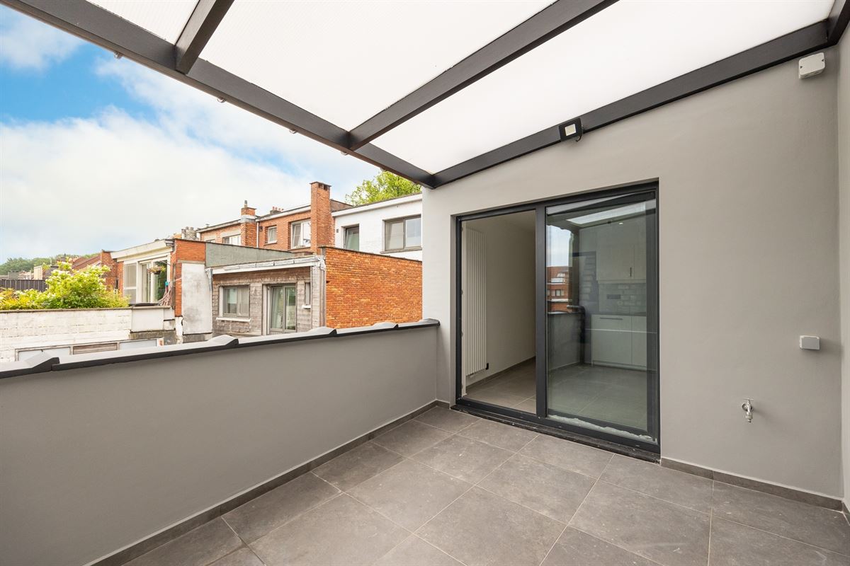 Volledig gerenoveerde bel-etage met ruim terras