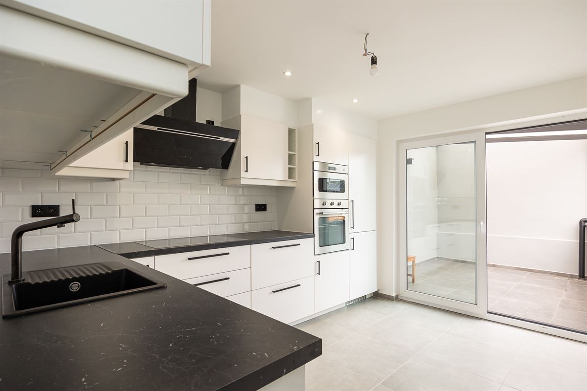 Volledig gerenoveerde bel-etage met ruim terras