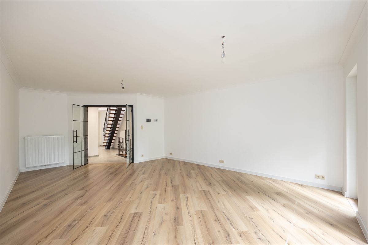 Volledig gerenoveerde bel-etage met ruim terras