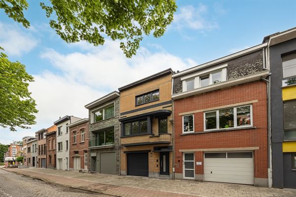 Volledig gerenoveerde bel-etage met ruim terras