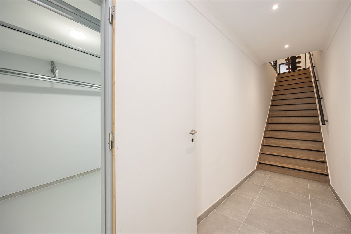 Volledig gerenoveerde bel-etage met ruim terras