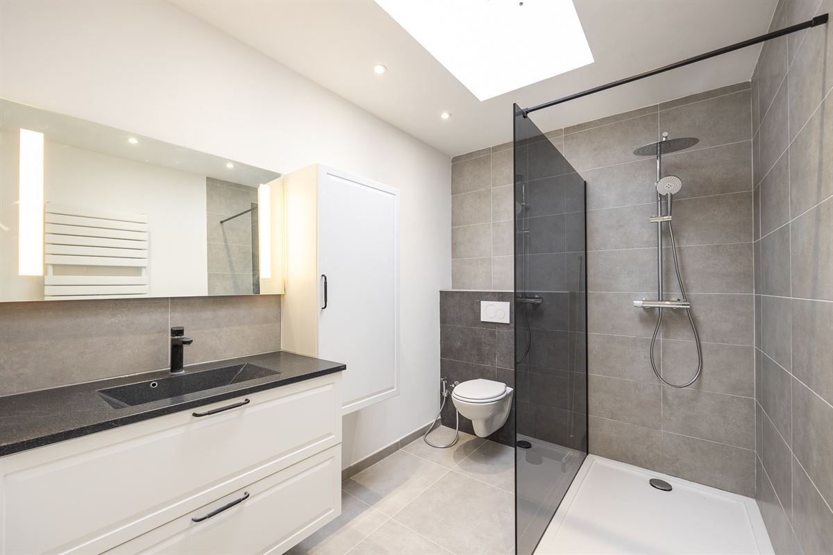 Volledig gerenoveerde bel-etage met ruim terras