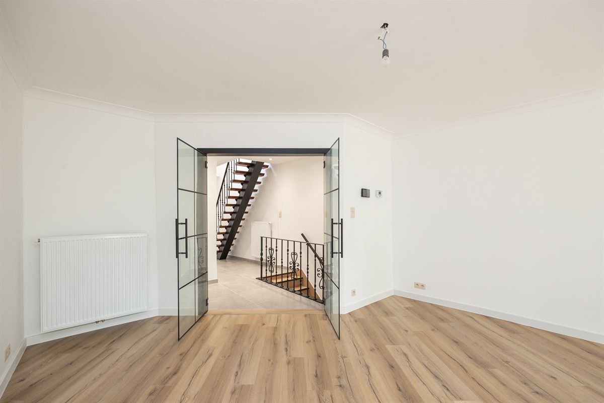 Volledig gerenoveerde bel-etage met ruim terras