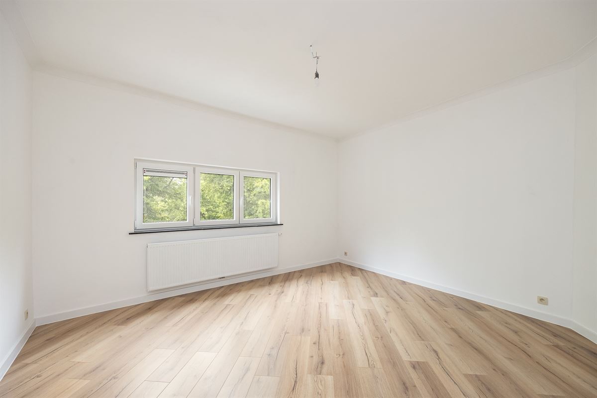 Volledig gerenoveerde bel-etage met ruim terras