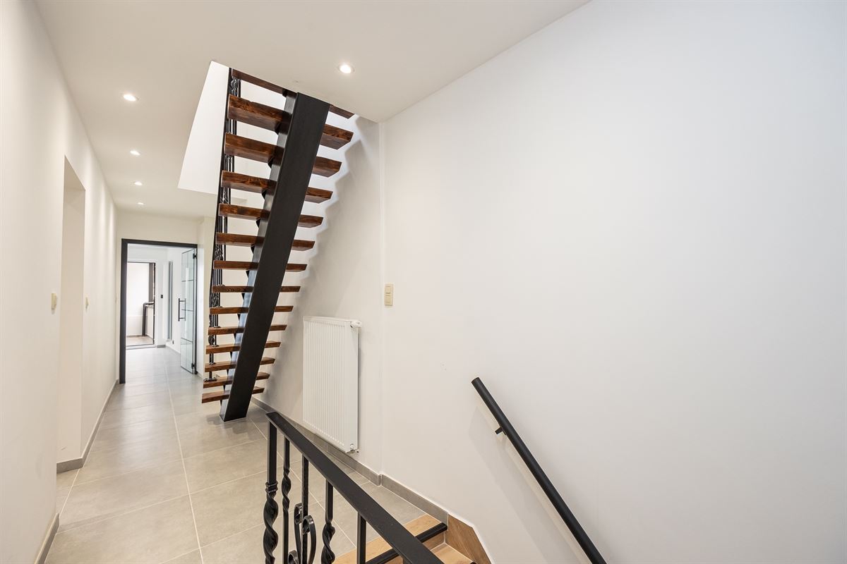 Volledig gerenoveerde bel-etage met ruim terras