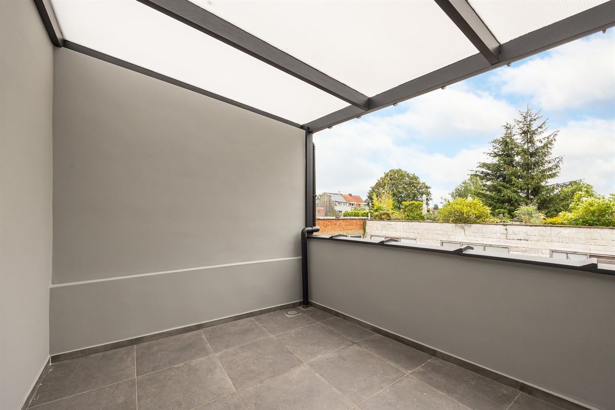 Volledig gerenoveerde bel-etage met ruim terras