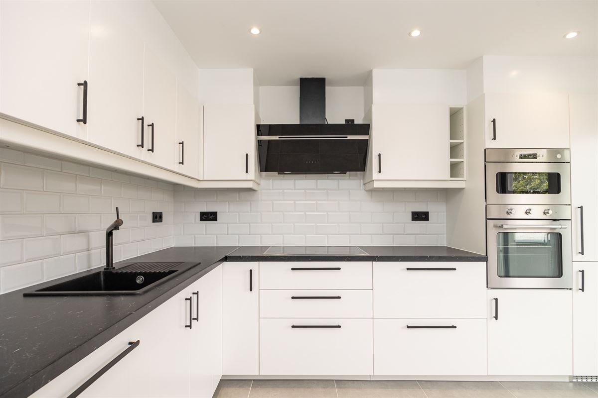 Volledig gerenoveerde bel-etage met ruim terras