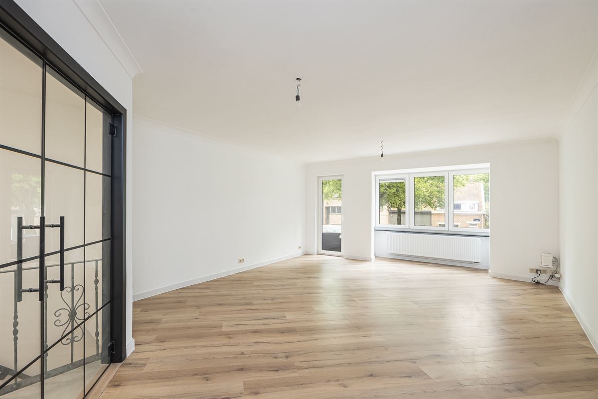 Volledig gerenoveerde bel-etage met ruim terras