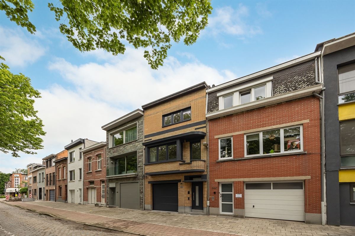 Volledig gerenoveerde bel-etage met ruim terras