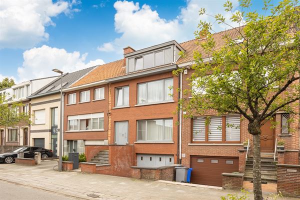 Op te frissen bel-etage 5 slaapkamers en ruime tuin