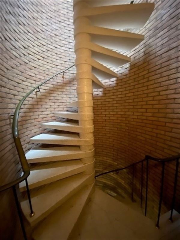 Te renoveren vergund appartementsgebouw