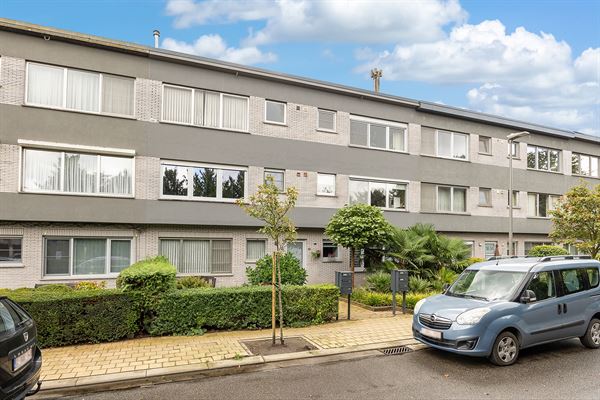 Te renoveren appartement met terras en garagebox
