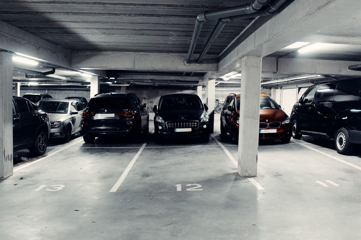 Ondergrondse autostaanplaats op gunstige ligging nabij Den Bell