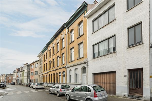 Op te frissen gezinswoning nabij de Slachthuissite