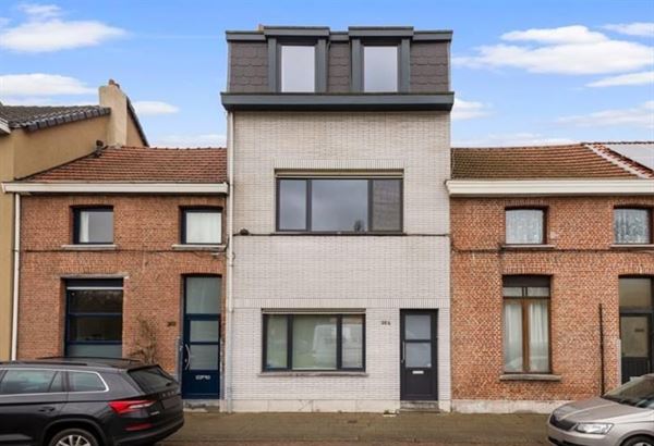 Op te frissen eengezinswoning met drie slaapkamers