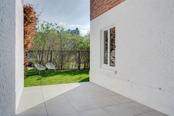 Prachtig gerenoveerd appartement met zuidgerichte tuin