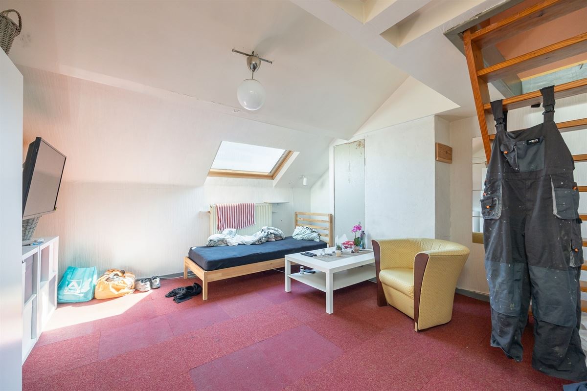 Karaktervolle burgerwoning met potentieel in geliefde buurt