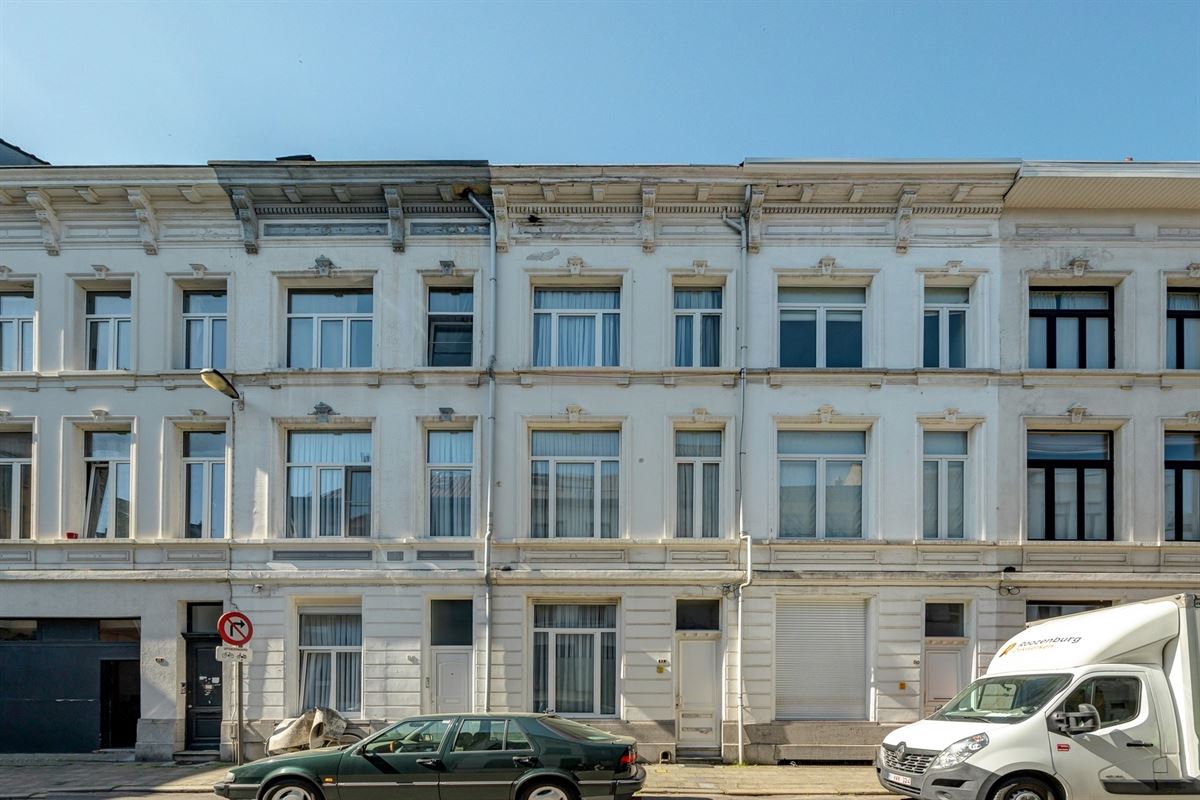 Karaktervolle burgerwoning met potentieel in geliefde buurt