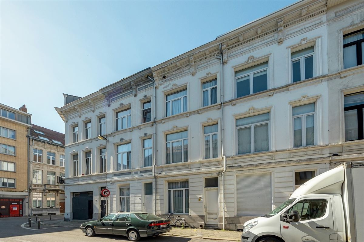 Karaktervolle burgerwoning met potentieel in geliefde buurt